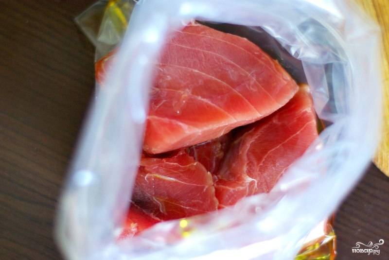 Кусочки складываем в мешочек для выпекания наливаем туда оливковое масло, уксус и добавляем приправы для рыбы. Хорошенько вымазываем и маринуем несколько часов, но не больше!