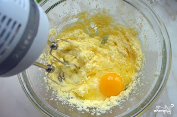 3. По одному введите в масло с сахаром яйца, продолжая взбивать. 