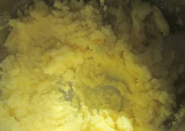 В предварительно отваренную в несоленой воде картошку (без кожуры) добавляем сливочное масло и разминаем ее до состояния пюре. 