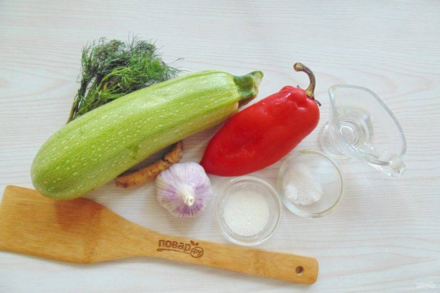 Возьмите ингредиенты для приготовления маринованных кабачков.
