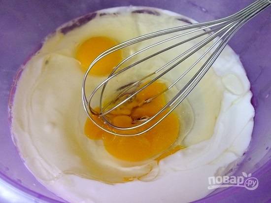Перемешиваем до однородной массы яйца, сметану, растительное масло, ванильный и обычный сахар. Долго перемешивать не надо, а взбивать тем более.