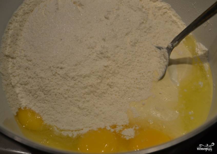 Приготовим тесто. Смешайте сметану с яйцами, мукой, солью и сахаром. Замесите тесто и поставьте его в холодильник на 30 минут.