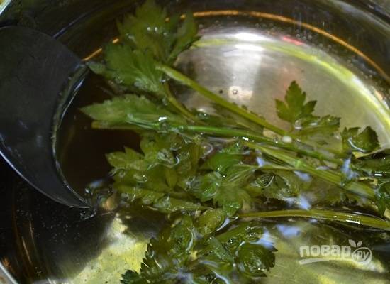 Из воды, уксуса соли и сахара приготовим маринад. Прокипятим его с листьями сельдерея. Затем листья выбрасываем.