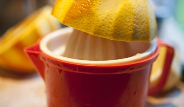 Выдавите сок из апельсина. Отдельно выдавите лимонный сок.