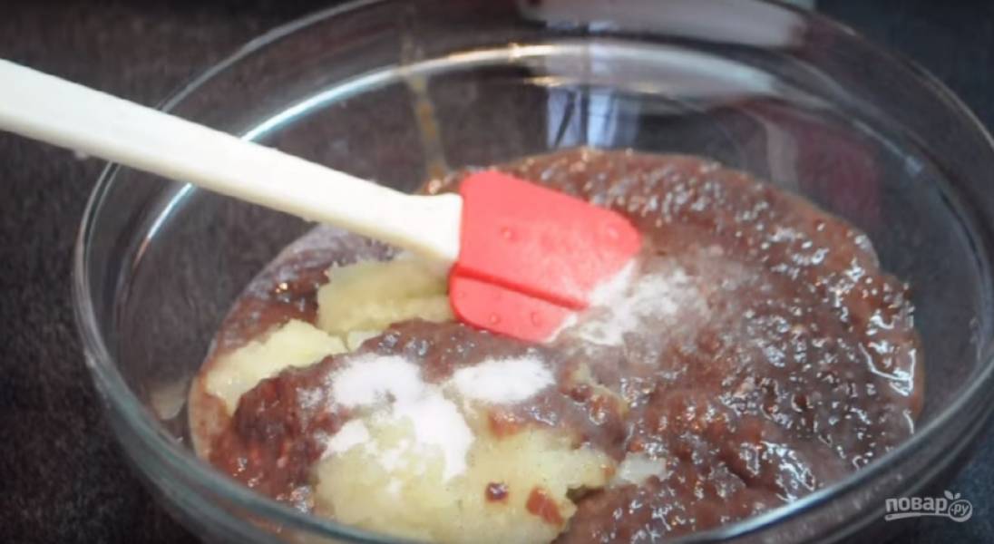 1. Печень измельчите через мясорубку. Затем аналогичным образом измельчите лук. Добавьте в полученный фарш соль и перец по вкусу, хорошо перемешайте.