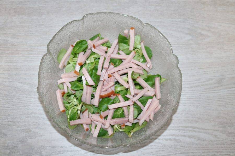 Добавьте к салату нарезанную ветчину.