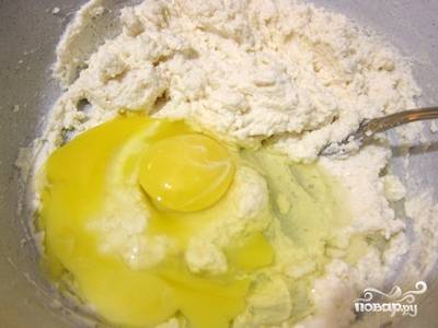 Теперь смешайте протертый творог, сахар, ванилин, яйца и масло сливочное растопленное. 