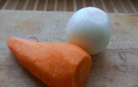 1. Чистим лук и морковь. По желанию можно добавить болгарский перец, но я обычно ограничиваюсь этим набором овощей.