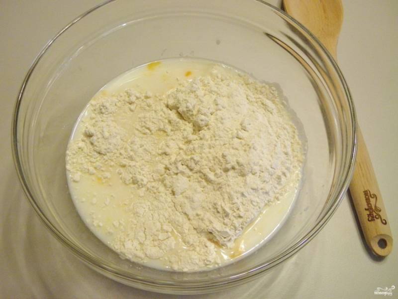 Приготовьте тесто для блинов. Для этого смешайте молоко с водой, яйцами, солью и сахаром, ванильным сахаром. Введите муку. Количество муки можно меняться в зависимости от сорта и влажности.