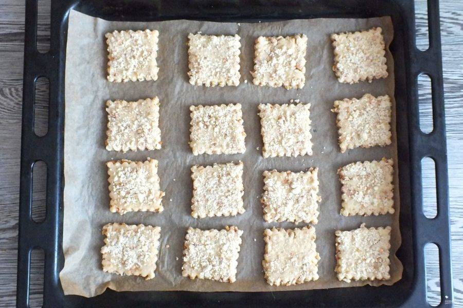 Выложите заготовки печенья на противень застеленный пекарской бумагой. Поставьте выпекаться в разогретую до 180 градусов духовку на 15 минут. Учитывайте особенности своей духовки.