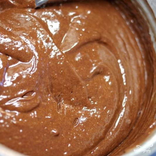 Добавляем немного какао-порошка для цвета и вновь перемешиваем. Перемешивать нужно лопаткой, а не миксером - масса должна быть довольно густой, тягучей.