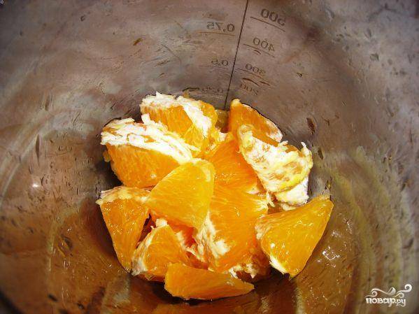 При помощи блендера превращаем апельсин в густое однородное пюре.