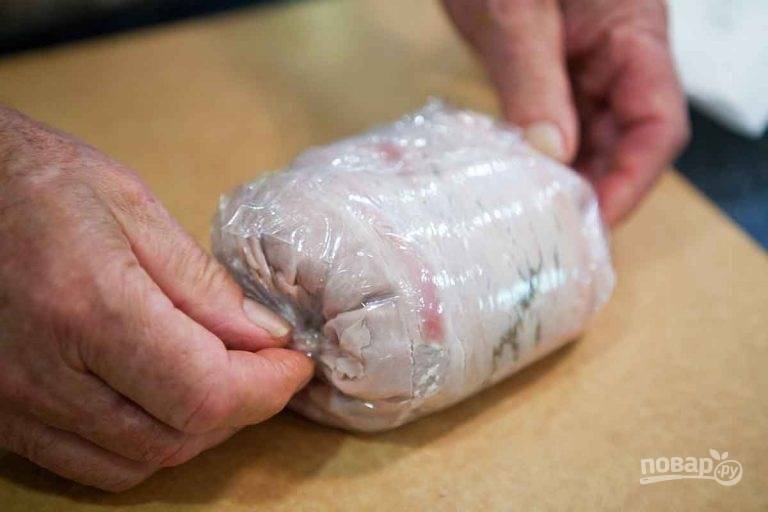 6. Сверните заготовку в рулет. Отправьте мясо на 20-30 минут в холодильник.