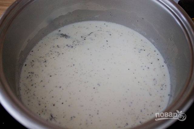 1. Влейте молоко в кастрюлю, добавьте соль и половину сахара, ваниль. Поставьте на огонь и доведите до кипения. 
