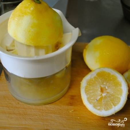 Из оставшихся лимонов выжимаем сок.