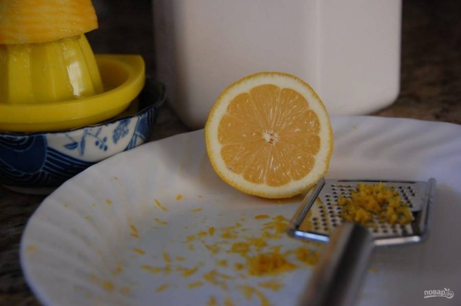 3.	Вымойте лимон, натрите цедру одного и выдавите сок. Смешайте цедру, сок, яйца, куриный белок, оставшуюся муку, сахар, сыр и 0,5 стакана измельченных орехов.