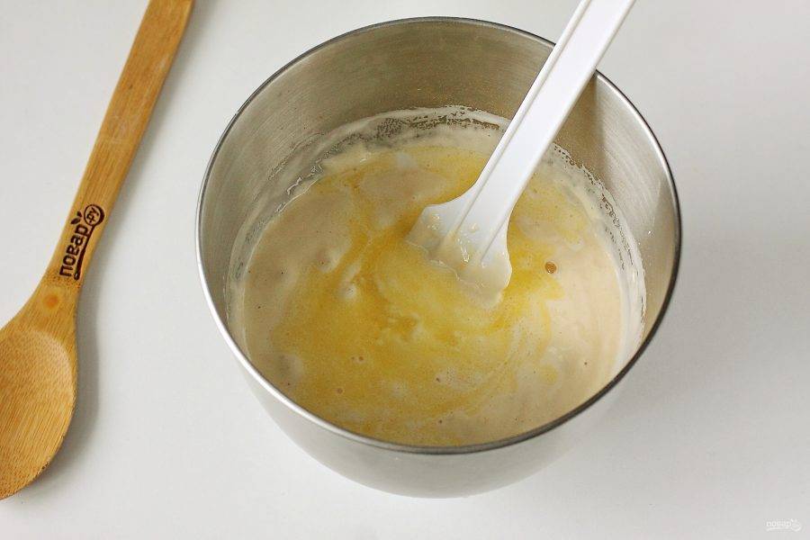 Нагрейте молоко с маслом еще раз и как только оно дойдет до кипения, влейте в тесто в 2-3 этапа.