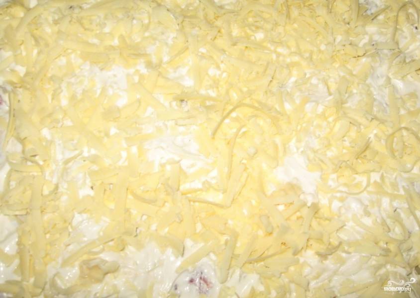 И в заключение - сыр. Накрываем противень фольгой, чтобы сыр не подгорел, и ставим в разогретую до 180 градусов духовку на полтора часа. 