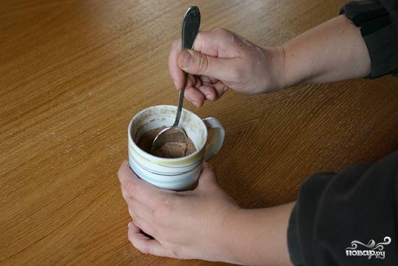 1.	В керамическую кружку (которая обязательно должна подходить для использования в микроволновке, т. к. именно в ней мы и будем готовить шоколадный кекс) всыпьте муку, сахар, какао и соду. Хорошо перемешайте между собой.