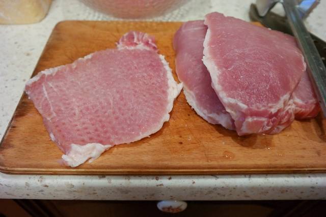 Нарезаем мясо на ломтики, хорошо их отбиваем. Солим и перчим, в зависимости от ваших вкусовых предпочтений.