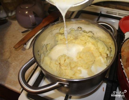 Очистите отварной картофель от шкурок, нагрейте в сотейнике молоко или сливки, если вы хотите получить более нежное пюре. В горячем картофеле растопите сливочное мало, потолките его (картофель) до однородного состояния, постепенно вливая молоко. 