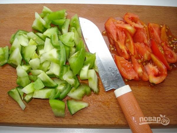 4. Вымойте и обсушите помидоры. Нарежьте их острым ножом. В данном случае это и красные, и зеленые помидорки. 
