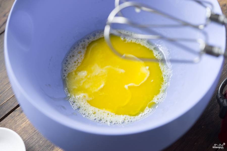 Влейте растопленное масло в яйца. 