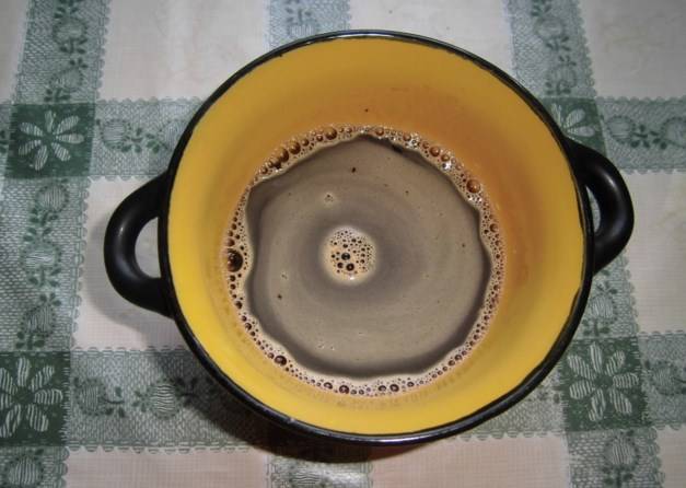 Заварите кофе (на 250-300 мл. — 3 ч. ложки), добавьте туда 0.5 ст. ложки коньяка.