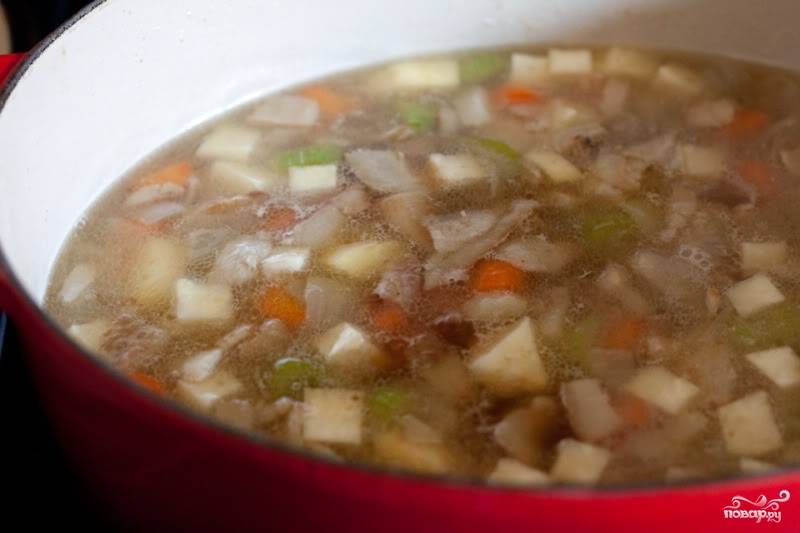 Добавьте все овощи (кроме картофеля) и варите ещё 30 минут. После закиньте в суп мелко нарезанную ветчину. И варите ещё 10 минут.