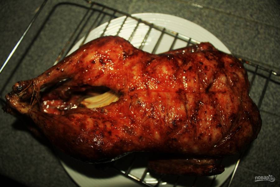 Праздничная утка в горчично-медовом маринаде с чесноком, запеченная в духовке