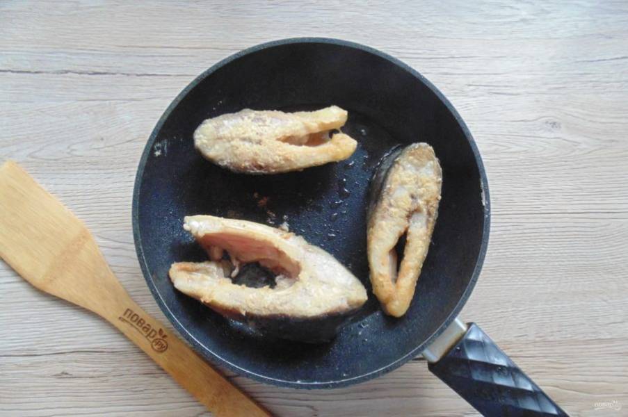 Выложите на разогретую сковороду с маслом и обжарьте с обеих сторон до золотистой корочки.