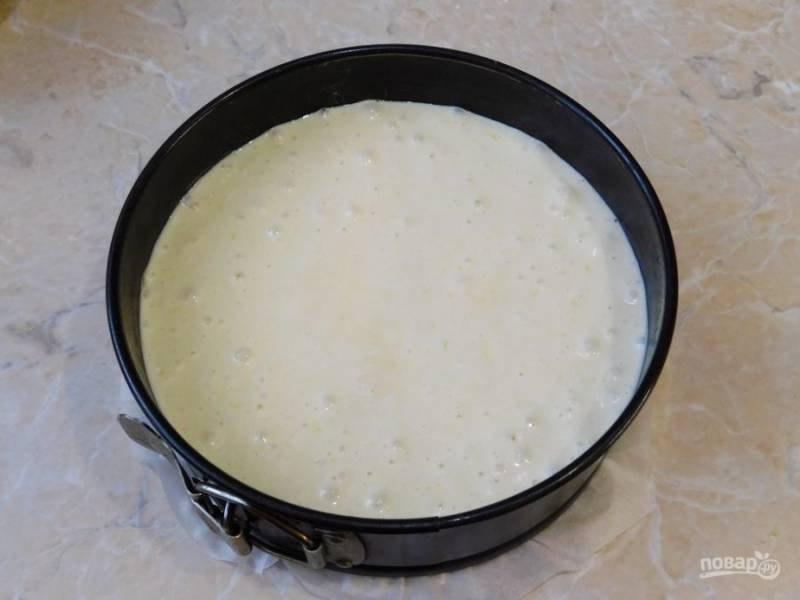 Готовое тесто перелейте в разъемную форму для выпечки (20-22 см.). Поставьте в духовку разогретую до 180 градусов на 45-50 минут.