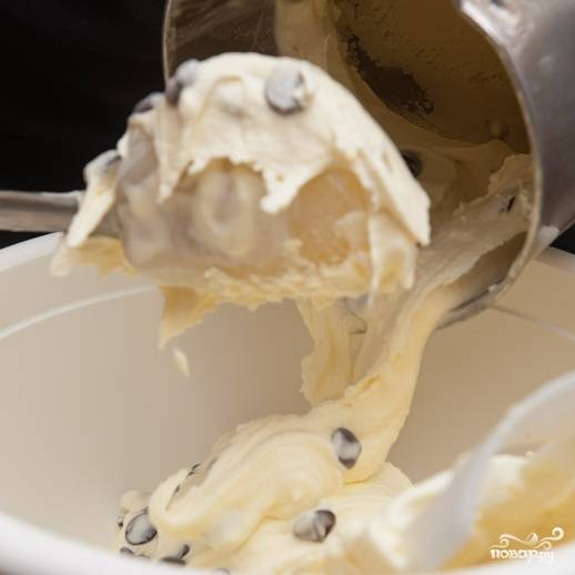 5. По желанию, в апельсиновое мороженое можете добавить кусочки шоколада. Выложите мороженое в миску, накройте пищевой пленкой или плотной крышкой и ставьте в морозилку.