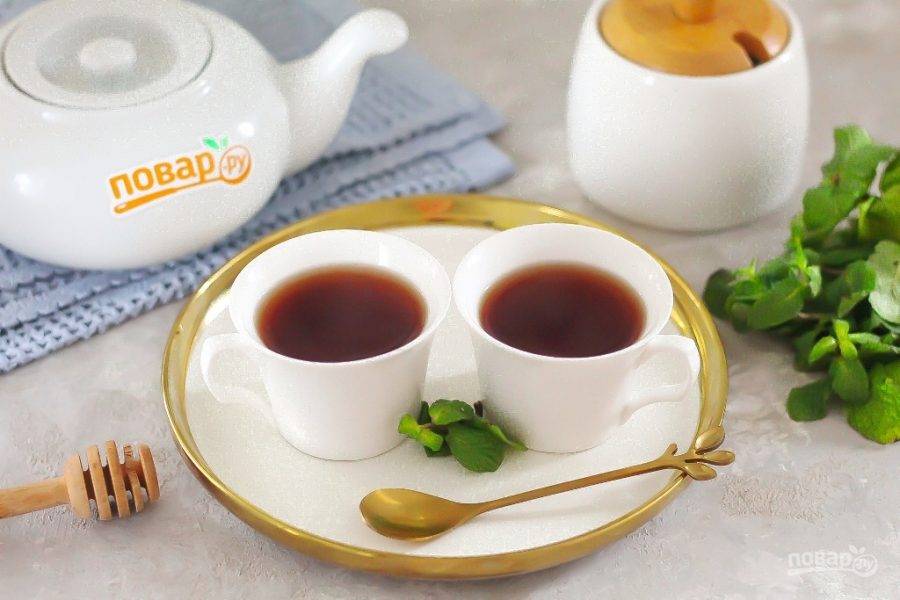 Разлейте красочный чай в чашки и подайте к столу теплым, но не холодным!