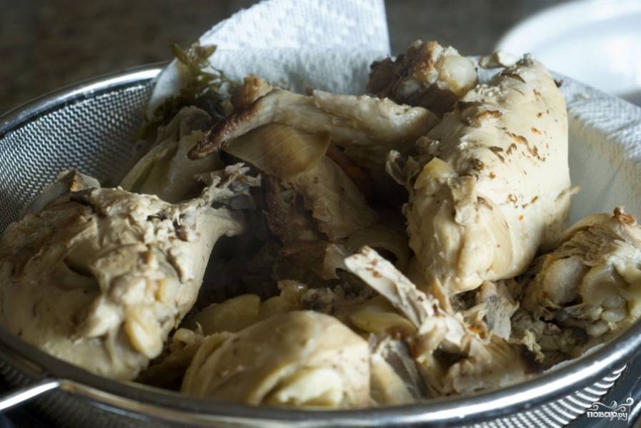 Курицу достаем из бульона, ее можно использовать в приготовлении каких-нибудь блюд или съесть просто так.