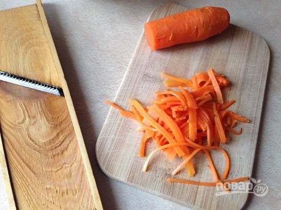 Я натирала овощи на терке для корейской моркови, так салат получится интереснее и красивее.
