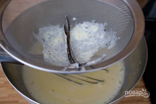 3. Понемногу добавляйте в яичную смесь горячее молоко (лучше всего через сито), постоянно перемешивая, чтобы яйца не свернулись. 