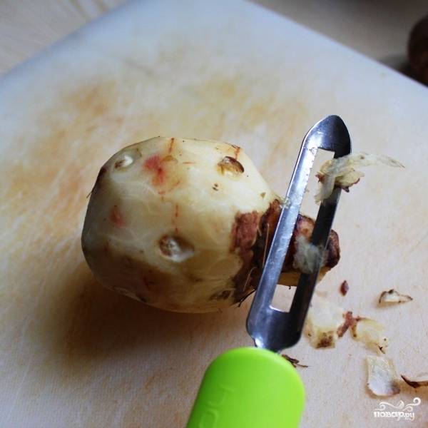 Сперва топинамбур нужно очистить от кожуры (как картошку). Чистить нужно тщательно, т.к. кожура очень сильно горчит.