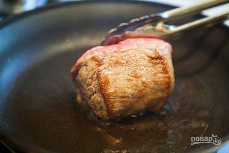 1.	Вымойте мясо, обсушите бумажными салфетками и натрите солью, молотым перцем. Разогрейте в сковороде столовую ложку растительного масла и обжарьте мясо до золотистой корочки со всех сторон.