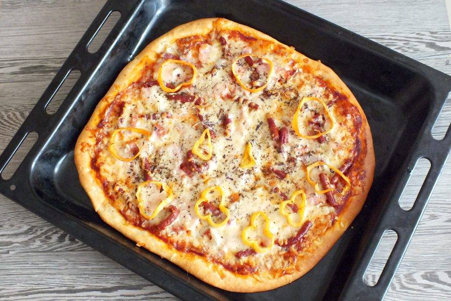 По истечении времени достаньте из духовки готовую пиццу.