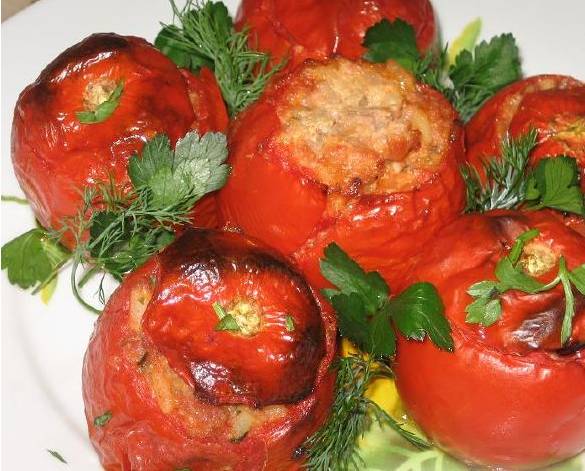 4. Дальше можно помидоры потушить (при температуре 170 градусов выдержать блюдо примерно 40-50 минут), или запечь (полчаса при высокой температуре). Вкусно будет и так, и так!