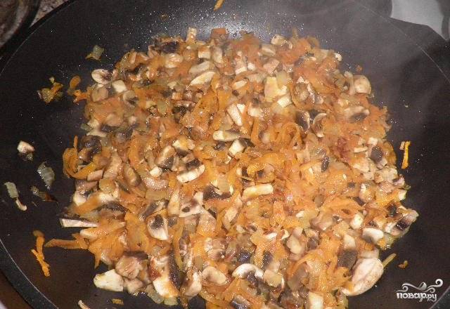 Нарежьте тонко лучок, морковочку и грибы. Пассеруйте овощи на раскаленной сковороде с растительным маслом до мягкости около пятнадцати минут.