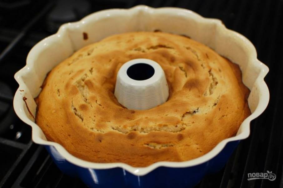9.	Запекайте кекс при 180 градусах около 40 минут, затем достаньте из духовки и оставьте в форме на 5 минут.