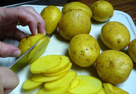 1. Молодой картофель можно просто как следует вымыть и нарезать тонкими ломтиками. 