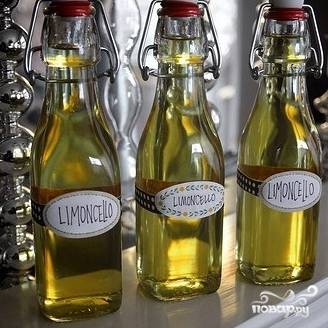 Разливаем по бутылочкам, закупориваем - все, домашний лимончелло готов. Хранить его в таком виде в холодильнике можно до 3 месяцев.