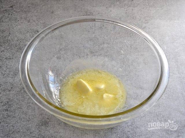1.	Выложите сливочное масло в миску и растопите его в микроволновой печи.
