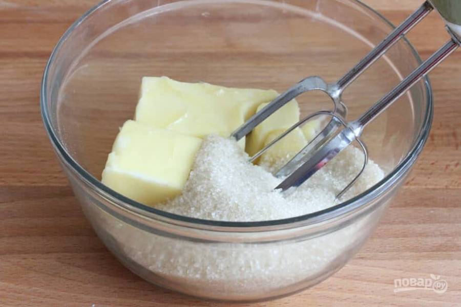 1.	Выложите в миску 180 грамм сливочного масла и добавьте сахарный песок.