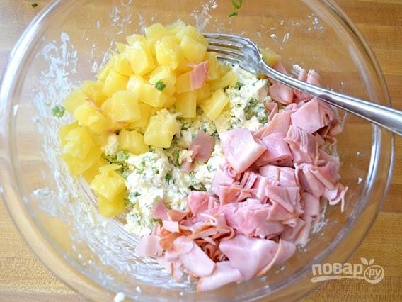 3.	Откройте банку консервированного ананаса и слейте маринад, нарежьте его кусочками и вместе с ветчиной добавьте к сыру и луку.