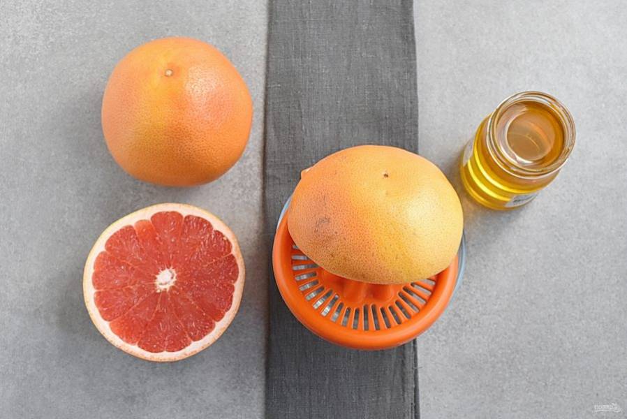 Вымойте грейпфруты. Разрежьте плоды пополам по «экватору». Выжмите сок с помощью соковыжималки для цитрусовых или иным удобным вам способом.