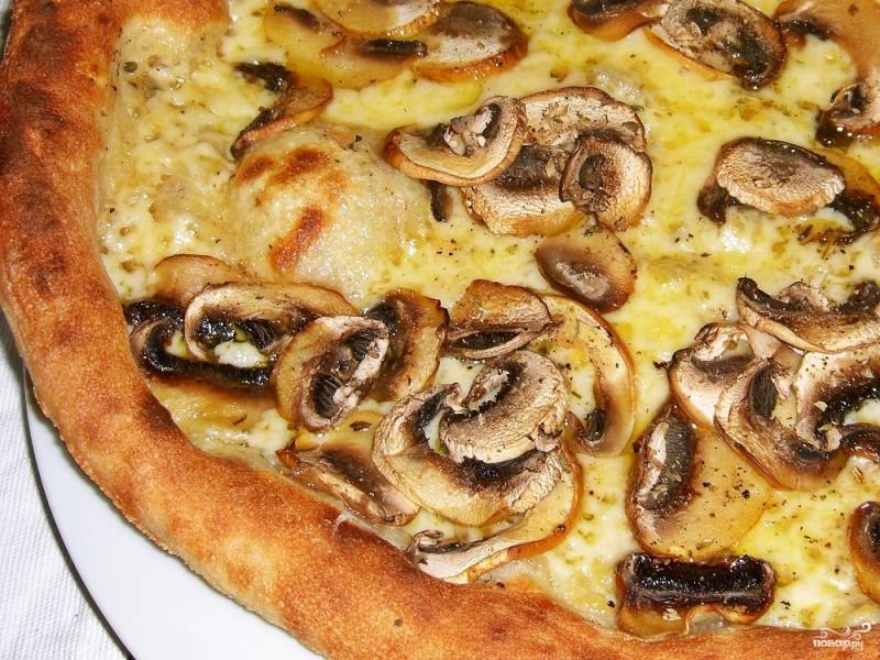 Пицца с грибами, артишоками и оливками